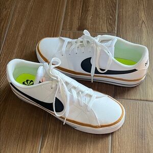 Nike Women's White and Black Sneakers